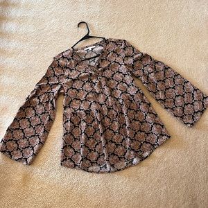 danielrainn brand top. Size Small. Black/brown print fabric.